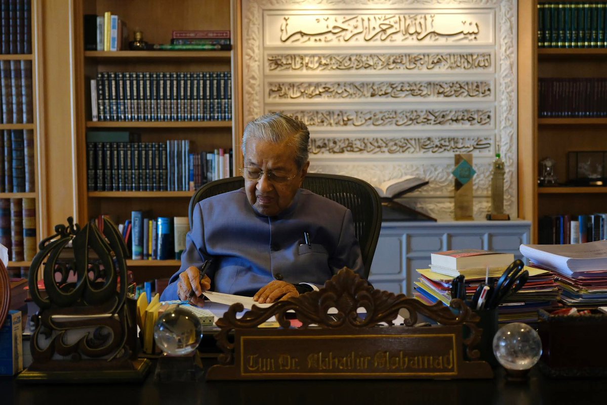 chedetofficial's tweet image. 𝗪𝗛𝗬?
(Artikel terjemahan bahasa Melayu di bawah)
1. They ask me why am I so concerned about what happens in this country, Malaysia.
2. Meaning why don’t I just retire gracefully. I am old. Leave things to younger people.
3. My answer is why should I not be concerned.
4. I…