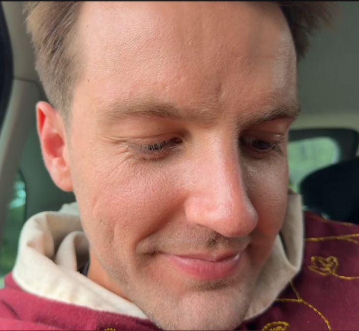 those cheeks... i can't, pls help