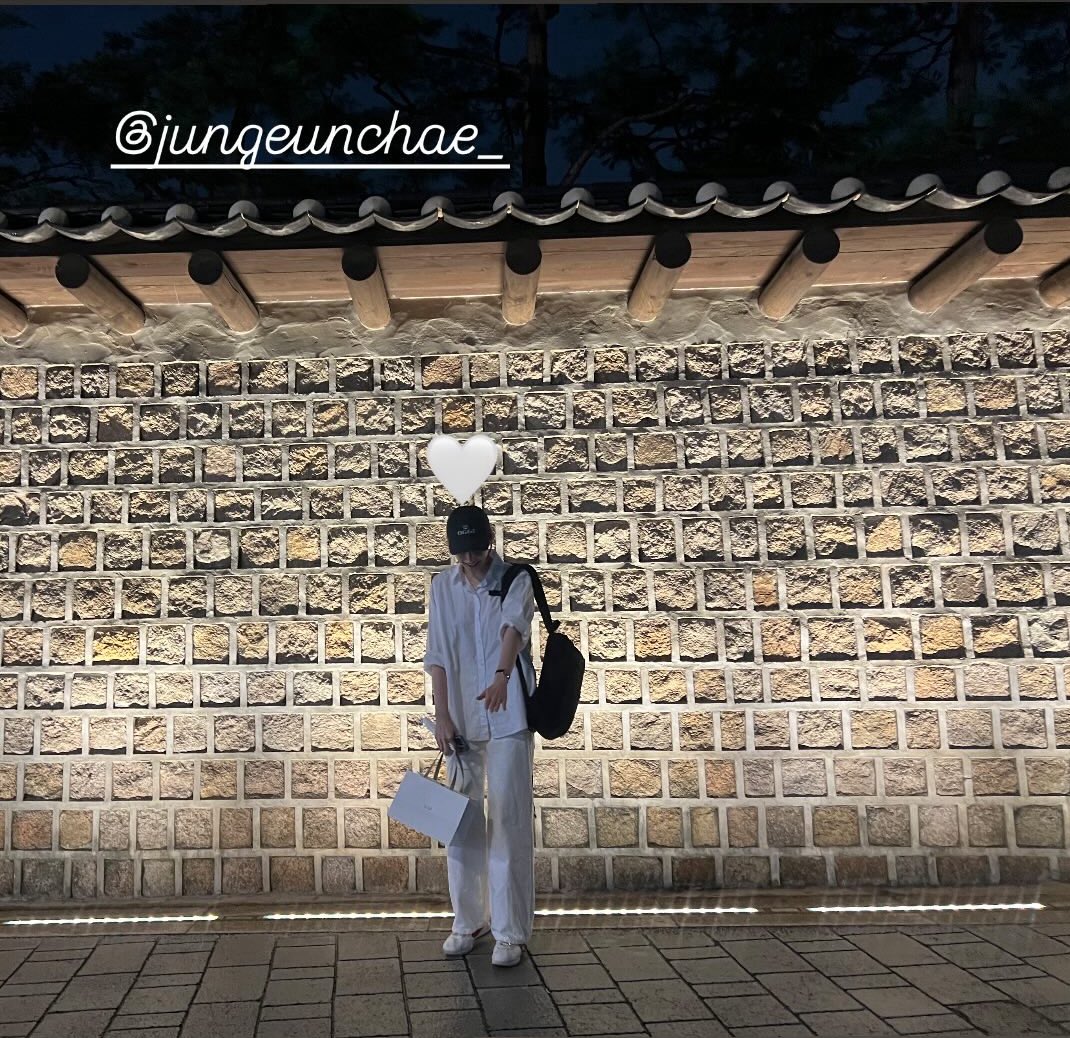 okhye4ever's tweet photo. Hyerang: Let's take a picture together!

Okgyeong: *takes a photo of Hyerang, then of herself, posts both separately*

Hyerang:  Did we break up and I didn't get the memo???

#OkHye https://t.co/lVH6WtAzbC