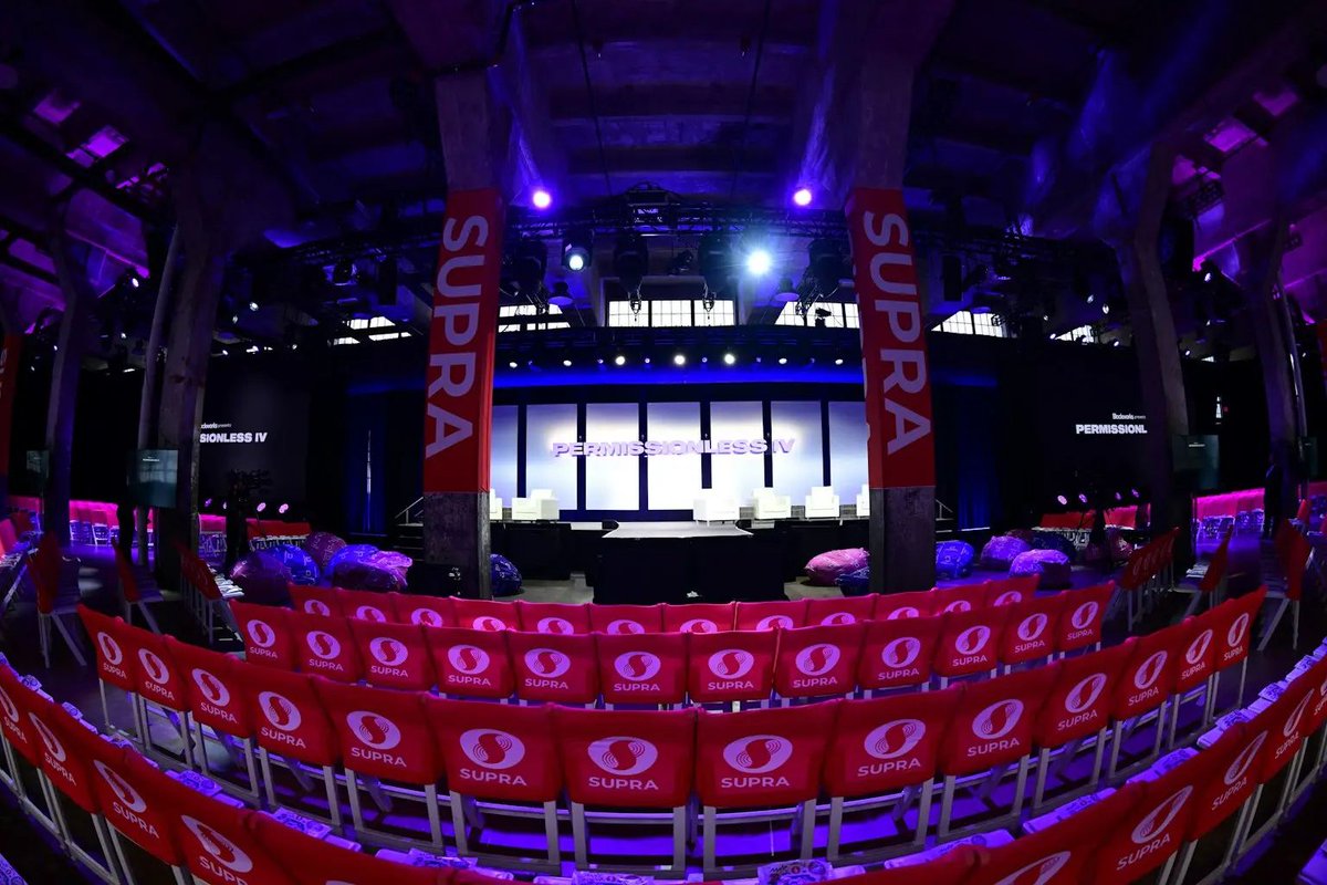 O2Eventworks's tweet image. For the main stage at the crypto conference, we fabricated a suspended 23' long vinyl sign, made with custom CNC-cut lettering on Lexan. A clean, bold focal point to anchor the room. 

#Fabrication #EventDesign #CustomBuilds