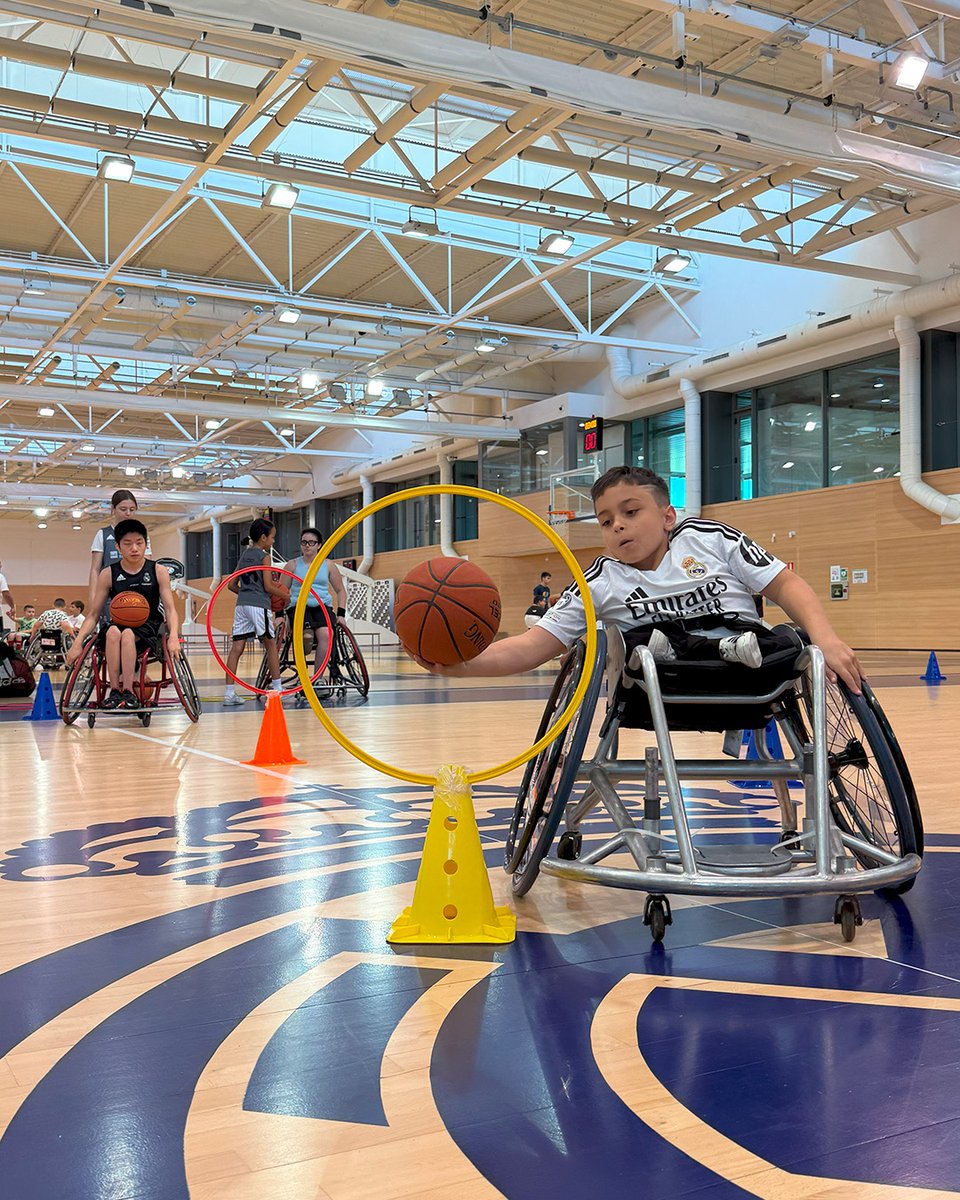 Fun_Realmadrid's tweet image. 🏀 ¡Nuestro Campus Inclusivo ya está en marcha!
♿️ El sábado despegó la decimosexta edición, donde 40 jugadores a pie y en silla de ruedas comparten pista, diversión y afición por el baloncesto.
💪¡Seguimos recorriendo el mundo del baloncesto juntos!
#FundaciónRM | @F_Sanitas