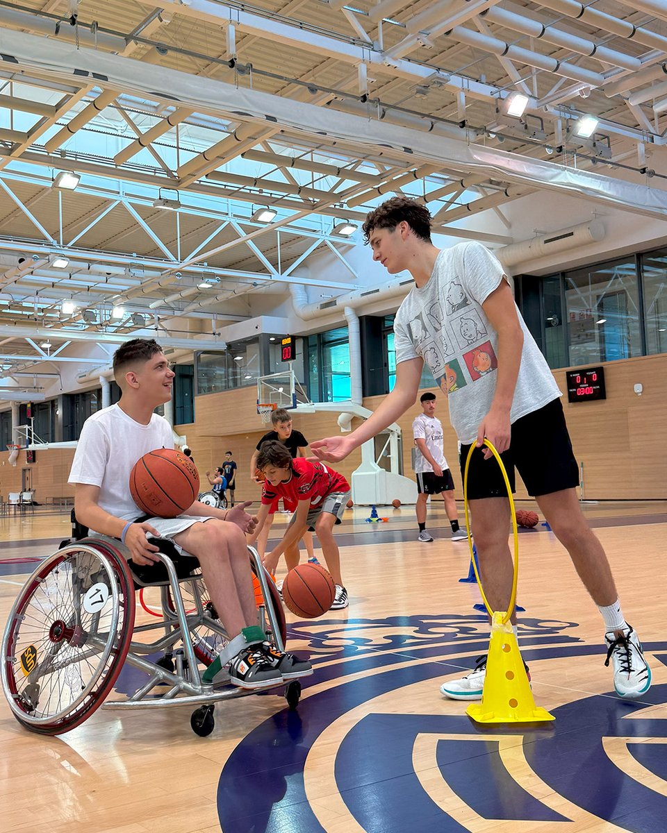 Fun_Realmadrid's tweet image. 🏀 ¡Nuestro Campus Inclusivo ya está en marcha!
♿️ El sábado despegó la decimosexta edición, donde 40 jugadores a pie y en silla de ruedas comparten pista, diversión y afición por el baloncesto.
💪¡Seguimos recorriendo el mundo del baloncesto juntos!
#FundaciónRM | @F_Sanitas