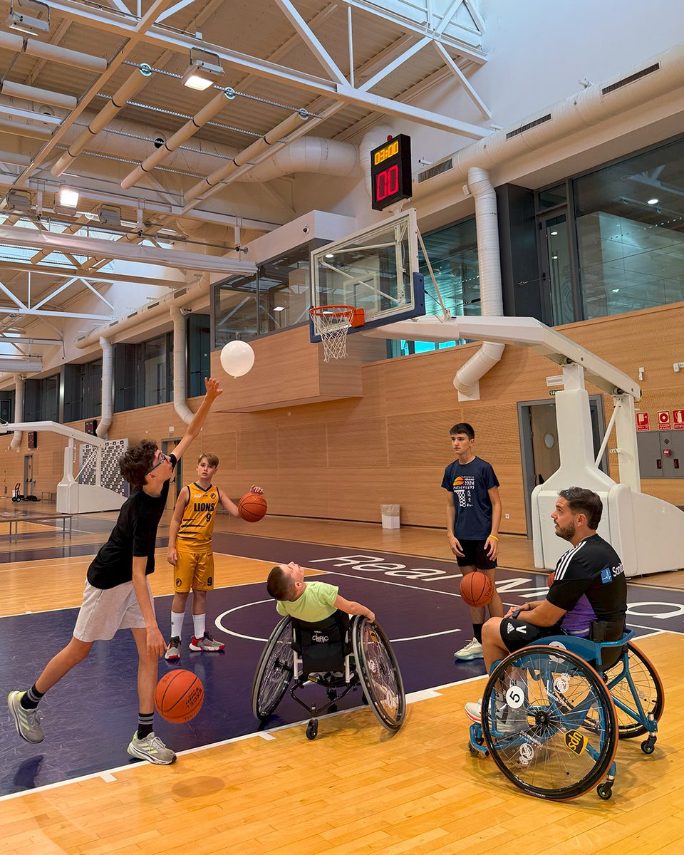 Fun_Realmadrid's tweet image. 🏀 ¡Nuestro Campus Inclusivo ya está en marcha!
♿️ El sábado despegó la decimosexta edición, donde 40 jugadores a pie y en silla de ruedas comparten pista, diversión y afición por el baloncesto.
💪¡Seguimos recorriendo el mundo del baloncesto juntos!
#FundaciónRM | @F_Sanitas