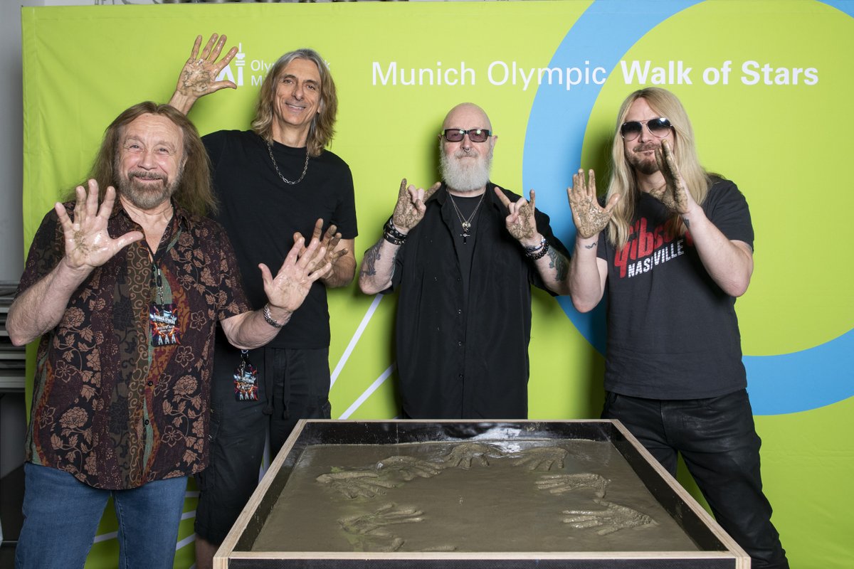 OLYMPIAPARK's tweet photo. Britische #HeavyMetal Legenden verewigt: Judas Priest auf dem #MOWOS! ! 🤘🔥
Gestern war’s soweit: #JudasPriest haben sich gestern vor ihrem vierten Auftritt in der #Olympiahalle auf unserem MOWOS in Beton verewigt! Sie standen dort bereits 1988, 1991 und 2024 auf der Bühne und obendrauf gab’s 2015 noch einen Auftritt beim Rockavaria im #Olympiapark. 🎉
Die Jungs waren verdammt pünktlich: Für 19:30 Uhr war die Aktion angesetzt. Richie Faulkner war sogar nochmal 10 Minuten früher da als alle anderen und plauderte locker mit uns rum, während Betonmischer-Meister Peter dadurch ein bisschen ins Schwitzen kam. 😅
Vier Bandmitglieder haben ihre Hände tief in den Beton gedrückt und ihre Namen reingeschrieben und das Ergebnis ist eine verdammt coole Platte, die ihr bald für die Ewigkeit am Ufer des Olympiasees betrachten könnt. 😎
Nach knapp 10 Minuten war’s vorbei und wir sagen vielen Dank Judas Priest für diese Ehre! Über 50 Jahre Bandgeschichte und immer noch mit voller Power unterwegs! 🤘
📸 Martin Hangen