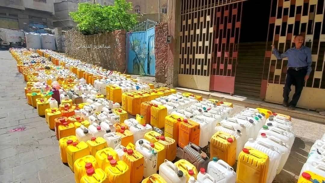 🔻 تعز تحتضر عطشاً 💧
في مشهدٍ يلخص المعاناة، مئات الجالونات تصطف تحت أشعة الشمس، لا لشيء سوى انتظار قطرة ماء مدينة كاملة تقف في طوابير الصبر، بينما الماء يغيب عنها كما غابت العدالة والرحمة
هنا تعز حيث صار الوصول للماء حلمًا، والكرامة تصطف في صف الجالونات
#أزمة_المياه
#أنقذوا_تعز