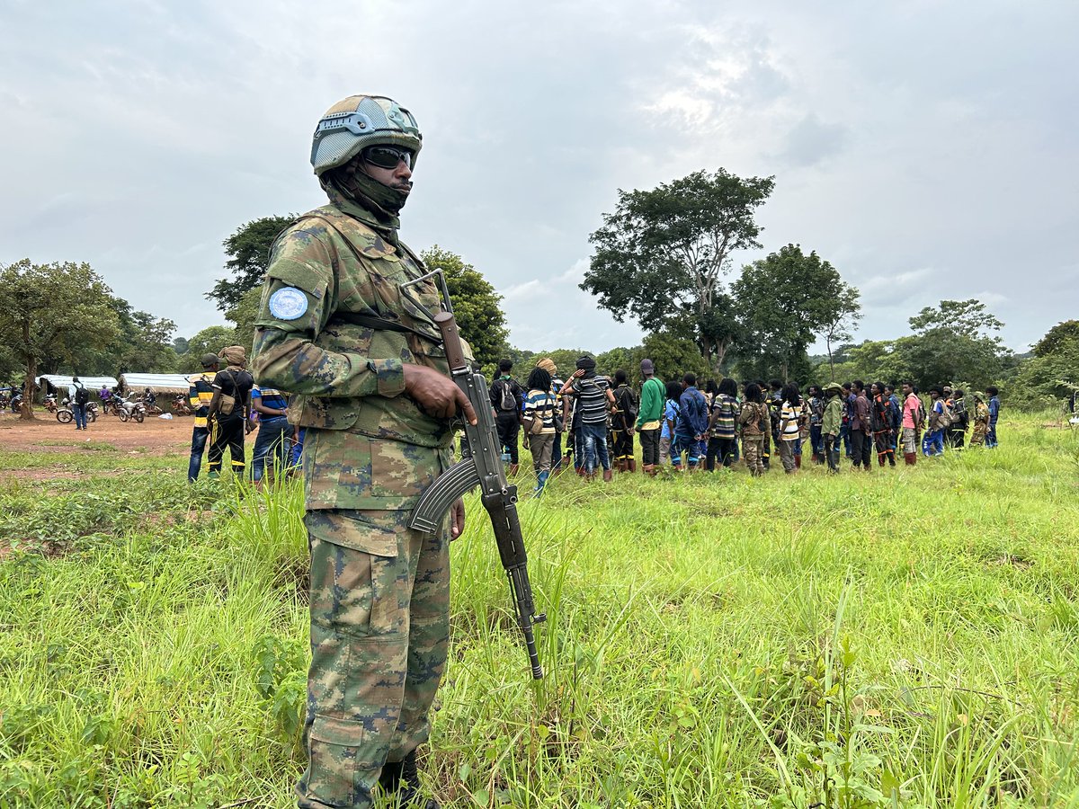 La mise en œuvre de l’accord de #paix du 19/04 entre les leaders de deux groupes armés &amp; le Gouvernement 🇨🇫 en marche. 18 éléments du groupe armé UPC démobilisés et désarmés hier à Moloum avec le soutien technique, logistique et financier de la #MINUSCA. 🔗shorturl.at/vB2Cx