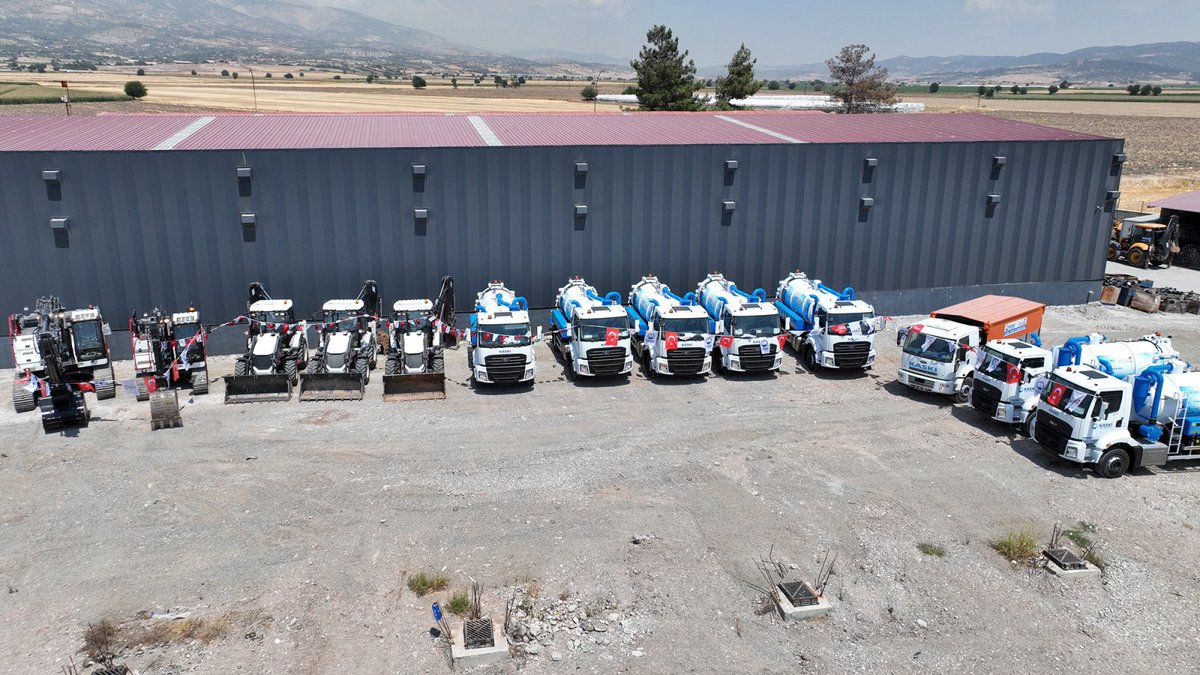 KASKİ filosuna 80 Milyon TL’lik yatırımla, kazıcı yükleyiciden ekskavatöre, vidanjörden asfalt yama robotuna 16 yeni hizmet aracı kazandırıldı. 

Yeni hizmet araçları, KASKİ’nin şehir genelinde sürdürdüğü tüm alt ve üstyapı yatırımlarında kullanılacak.