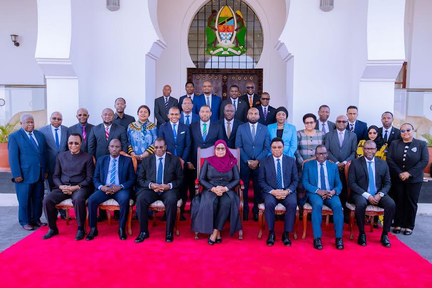 matokeochanya's tweet photo. Rais wa Jamhuri ya Muungano wa Tanzania, Mhe. Dkt. Samia Suluhu Hassan akiwa na Makamu wa Rais wa Jamhuri ya Muungano wa Tanzania Mhe. Dkt. Philip Isdor Mpango, Waziri Mkuu wa Jamhuri ya Muungano wa Tanzania, Mhe. Kassim Majaliwa, Naibu Waziri Mkuu na Waziri wa Nishati Mhe. Dkt. Doto Mashaka Biteko, Katibu Mkuu Kiongozi Mhe. Balozi Dkt. Moses Kusiluka kwenye picha ya pamoja  na Mawaziri  mara baada ya Kikao cha mwisho cha Baraza la Mawaziri cha Serikali ya Awamu ya Sita kilichofanyika Ikulu Chamwino mkoani Dodoma tarehe 14 Julai, 2025.