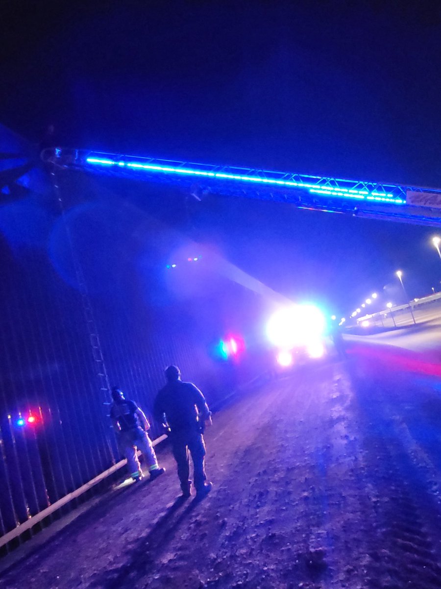 USBPChiefEPT's tweet image. Illegal alien stuck atop the border wall—abandoned by smugglers with no concern of her safety. Thanks to swift action by Ysleta BP Agents and El Paso Fire Department, subject was safely rescued. Human smuggling is dangerous.
#elpasotx #rescue #migrantes