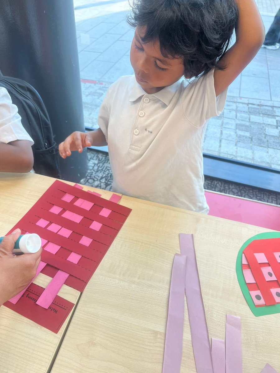 WoolwichLibrary's tweet image. For #RASCALS we made some of our favourite summer foods using a weaving technique! Lots of fruits like watermelon and colourful ice cream! ☀️ @GreenwichLibs @Royal_Greenwich @Better_UK #LoveYourLibrary