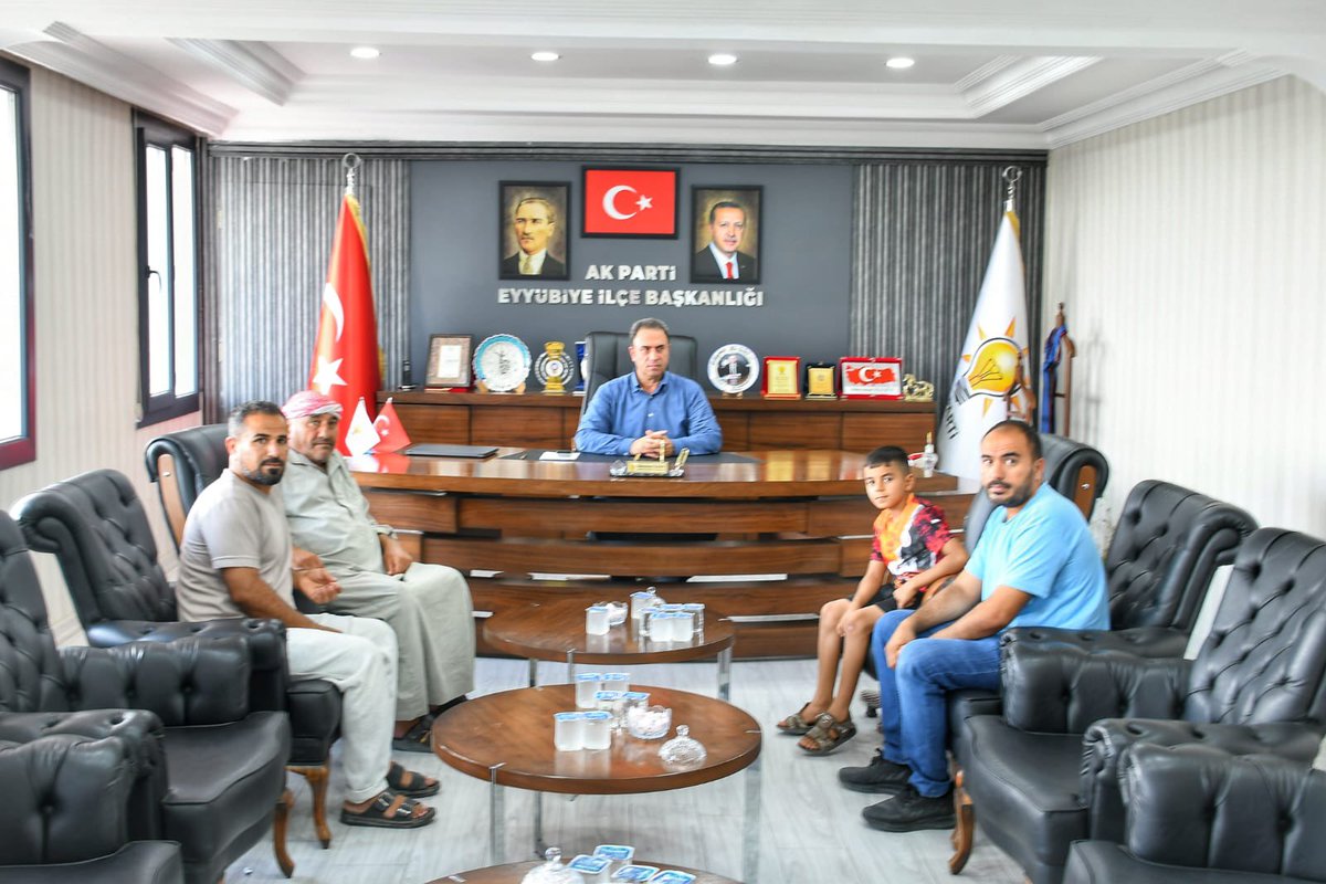 Ceylanpınar Fidanoğulları ailesi bireyleri, İlçe Başkanımız Süleyman Elgün’ü ziyaret ettiler.

Nazik ziyaretlerinden ötürü kendilerine teşekkür ediyoruz.

#SevdamızEyyübiye 

<a href="/abuyukgumus/">Ahmet Büyükgümüş</a> <a href="/hakanaksu058/">Hakan AKSU 🇹🇷</a> <a href="/farukaytek/">Faruk Aytek</a> <a href="/ElgunSuleyman/">Suleyman Elgün 🇹🇷🌹</a> <a href="/milhamigunbegi/">M.İlhami GÜNBEGİ</a> <a href="/mehmetkusnet/">Mehmet Kuş 🇹🇷</a> <a href="/akpartiurfa/">AK PARTİ ŞANLIURFA</a>