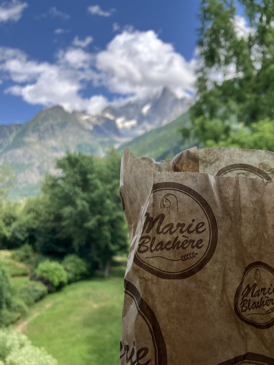 ldenoue's tweet image. Chamonix has a new cool bakery cafe near Aiguille du midi with real croissants au beurre 🥐 unlike Le Fournil which now makes their croissants with margarine and oil after they were bought by the yuk La Panière