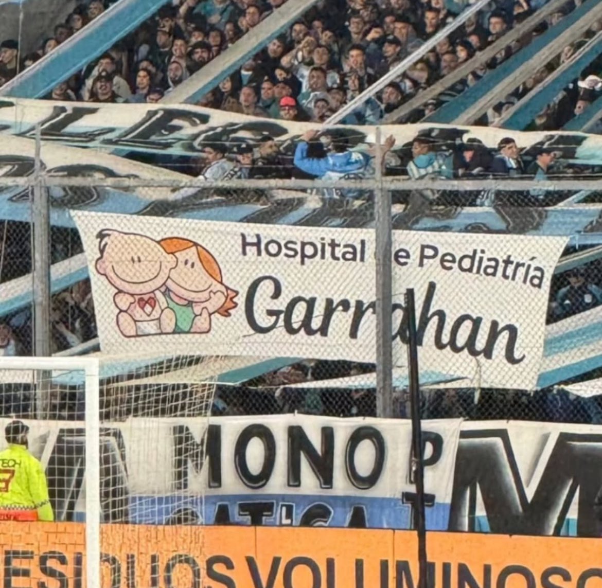 Οι οπαδοί της Ράσινγκ παίρνουν θέση στη μεγάλη κόντρα μεταξύ της κυβέρνησης Μιλέι και του μεγαλύτερου παιδιατρικού νοσοκομείου της Αργεντινής που αντιμετωπίζει όλο και μεγαλύτερες ελλείψεις. Από τότε που ανέλαβε ο Μιλέι οι δαπάνες για τη δημόσια υγεία έχουν μειωθεί κατά 48%.