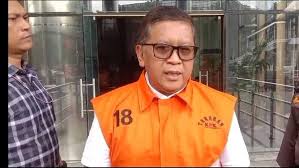 Pak Hasto tambah ganteng pake rompi oren.