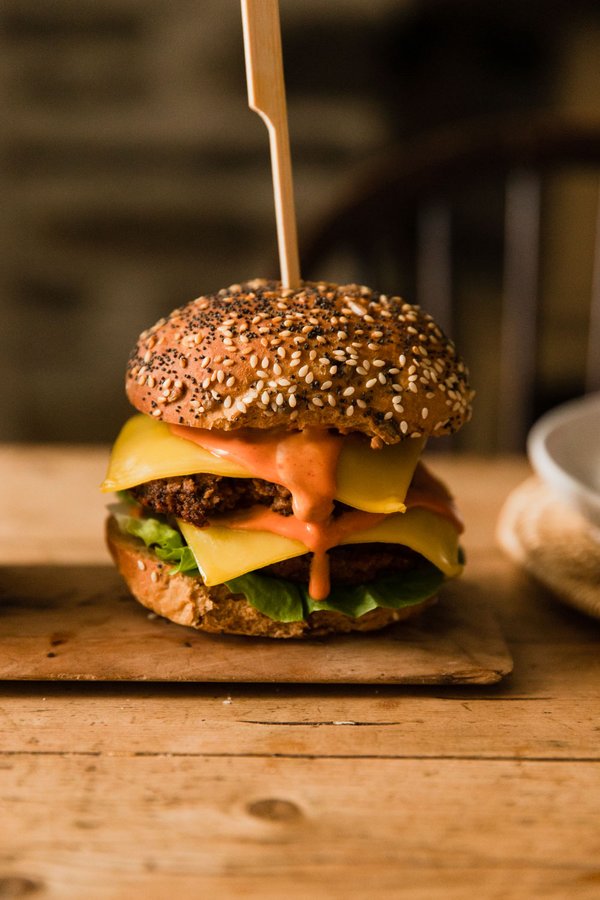 The Ultimate Vegan Cheese Burger madeleineolivia.co.uk/the-ultimate-v…