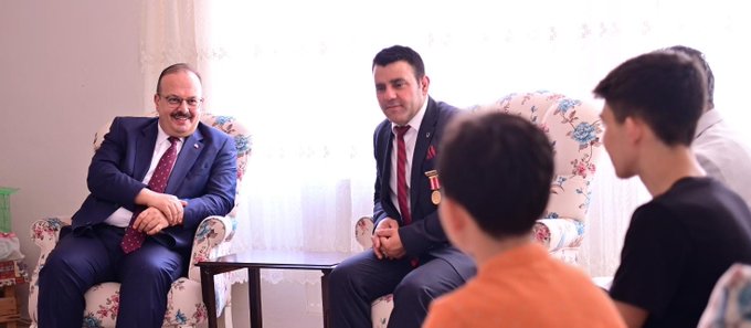 Vali Canbolat, Gazi Hilmi Çetin’i Ziyaret Etti