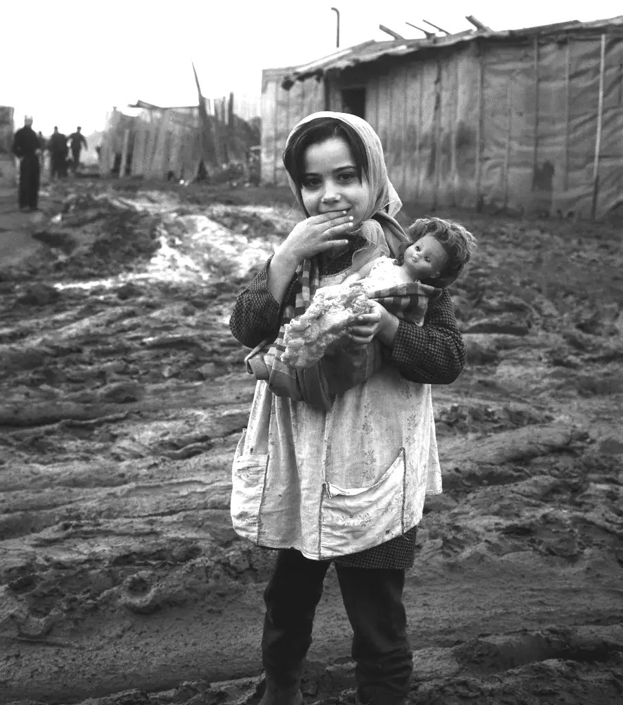 Nos anos 50 e 60 muitos milhares de portugueses procuraram uma vida melhor no estrangeiro.
Em França, construíram "bairros de lata" e por lá viveram até que o Estado ou as suas vidas lhes permitiram outra solução.
A ignorância é a raiz do ódio.