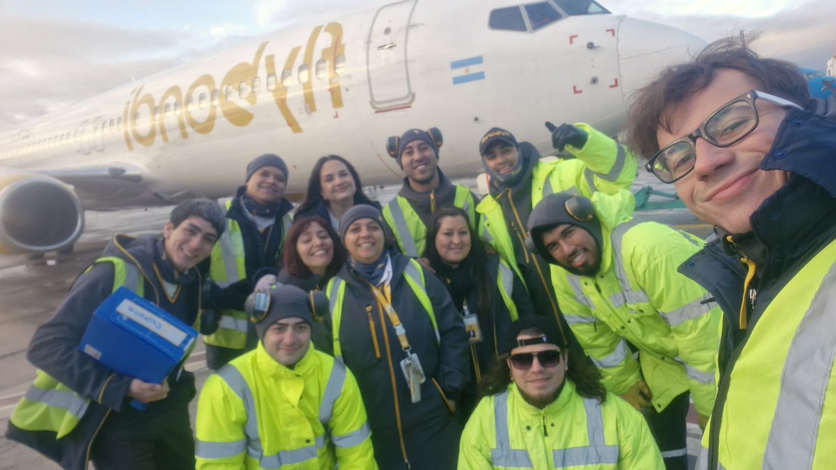 Así de felices arrancamos el lunes ✈️💛 ¿A dónde estás volando hoy? ✨

#Flybondi #LaLibertadDeVolar