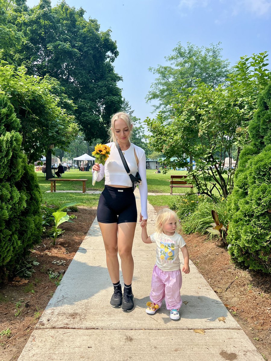 she bought me flowers 😌