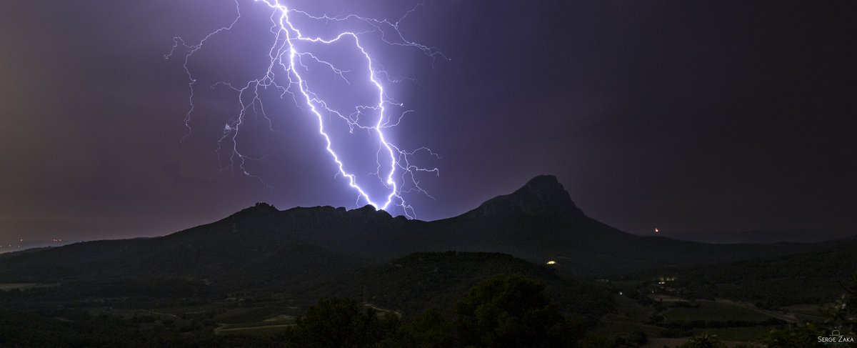 SergeZaka's tweet image. En ce jour de Fête Nationale, je vous partage des clichés de notre beaux pays :
1⃣Pic St Loup foudroyé au Nord de Montpellier
2⃣Hortus en face du Pic St Loup
3⃣Tour Eiffel depuis le Trocadéro
4⃣Aurores boréales depuis le sommet du Mont Aigoual, plus haut sommet des Cévennes.
🇫🇷🇫🇷