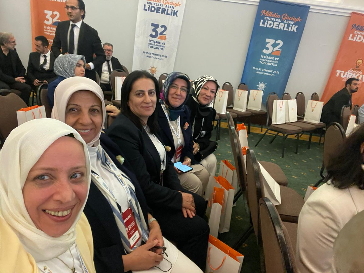 Kızılcaham Kampımızda Hayatı Zarafetle Yaşamak temasıyla AK PARTİ Genel Merkez Kadın Kolları Başkanlığımızın hazırladığı programda Saygıdeğer Hanımefendi <a href="/EmineErdogan/">Emine Erdoğan</a>' ın teşrifleriyle Prof. Dr. Saadettin Ökten hocamızı  dinledik.
Bu anlamlı programda başta <a href="/tugbaisikercan/">Tuğba IŞIK ERCAN</a>