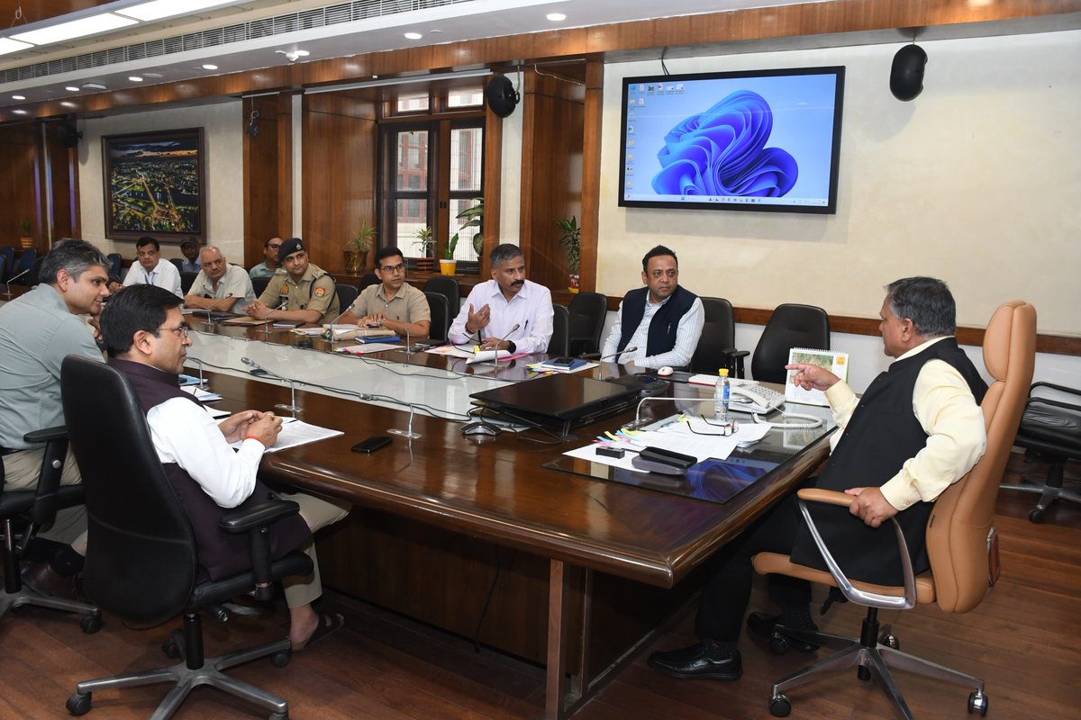 Manojkmr_singh's tweet image. आज उत्तर प्रदेश पावर कॉर्पोरेशन लिमिटेड में स्थापित पुलिस विंग द्वारा पावर सेक्टर तथा उसके सहयोगी संगठनों के कार्मिकों के विरुद्ध प्राप्त शिकायतों एवं उनकी आय से अधिक संपत्ति से संबंधित मामलों की सतर्कता जांच के संबंध में बैठक कर चर्चा किया।