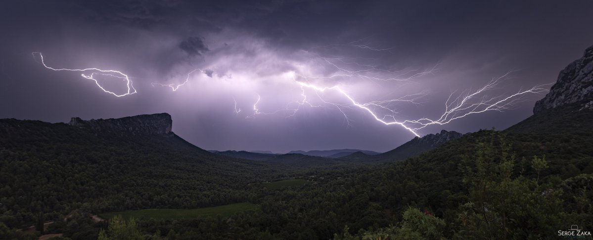 SergeZaka's tweet image. En ce jour de Fête Nationale, je vous partage des clichés de notre beaux pays :
1⃣Pic St Loup foudroyé au Nord de Montpellier
2⃣Hortus en face du Pic St Loup
3⃣Tour Eiffel depuis le Trocadéro
4⃣Aurores boréales depuis le sommet du Mont Aigoual, plus haut sommet des Cévennes.
🇫🇷🇫🇷