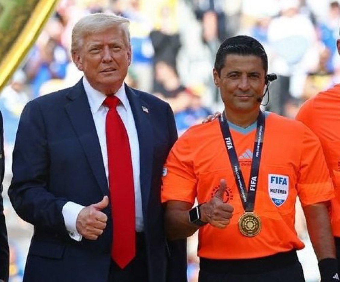 AlinejadMasih's tweet image. Congratulations to Alireza Faghani for his international recognition.
Alireza Faghani, once part of the Islamic Republic’s national football team, now stands beside President Trump, right after strikes on Iran’s nuclear sites.
You don’t have to like it. But you can’t ignore…