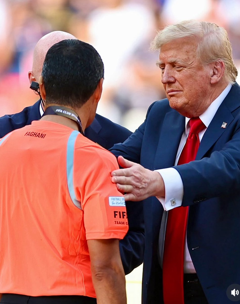 AlinejadMasih's tweet image. Congratulations to Alireza Faghani for his international recognition.
Alireza Faghani, once part of the Islamic Republic’s national football team, now stands beside President Trump, right after strikes on Iran’s nuclear sites.
You don’t have to like it. But you can’t ignore…