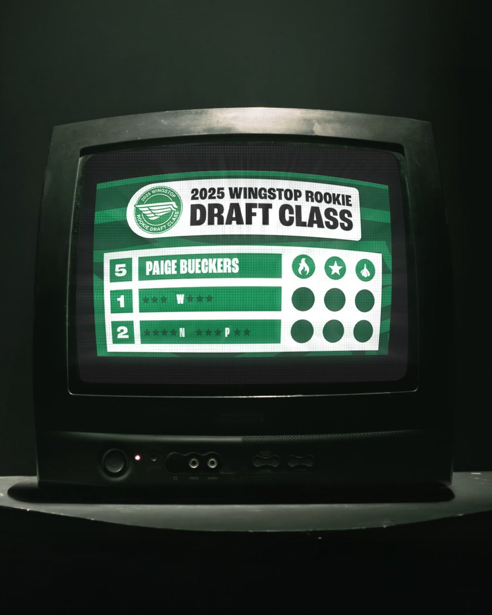 wingstop's tweet image. Drafted to the flavor league 🍗🏀
@paigebueckers1 just joined the first-ever Wingstop Rookie Draft Class.
Her bundle is live for a limited time only, tap in🔥
