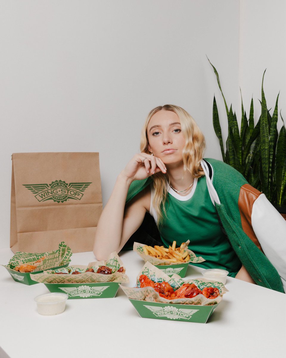 wingstop's tweet image. Drafted to the flavor league 🍗🏀
@paigebueckers1 just joined the first-ever Wingstop Rookie Draft Class.
Her bundle is live for a limited time only, tap in🔥
