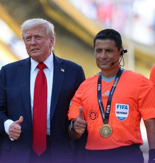 عکس یادگاری با ترامپ، دشمن شماره یک ملت ایران، تنها چند روز پس از شهادت هموطنان؟
چه چیزی جز خیانت می‌تواند چنین رفتاری را توجیه کند؟
#فغانی