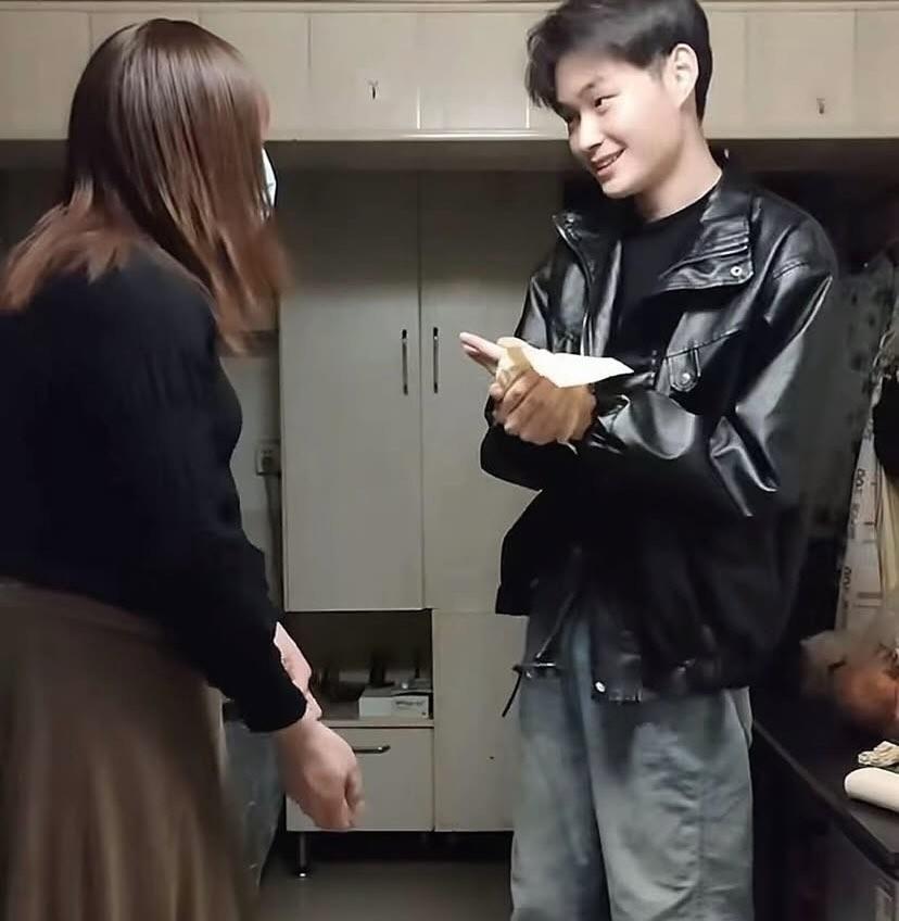 devprinceps's tweet image. padahal cewenya cakep loh, kok bisaa sama tuh bunglon.