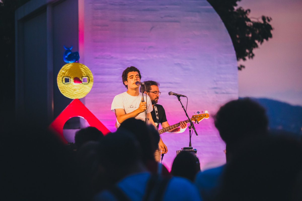 🎧 🎶 Vols escoltar 50 anys d'història de la Miró en 20 hores i 28 minuts?

Hem fet un repàs als sons i peces musicals d'exposicions, performances i activitats que hem fet a la #FundacióMiró al llarg de les darreres cinc dècades, i te les hem resumides en 223 cançons.

📲