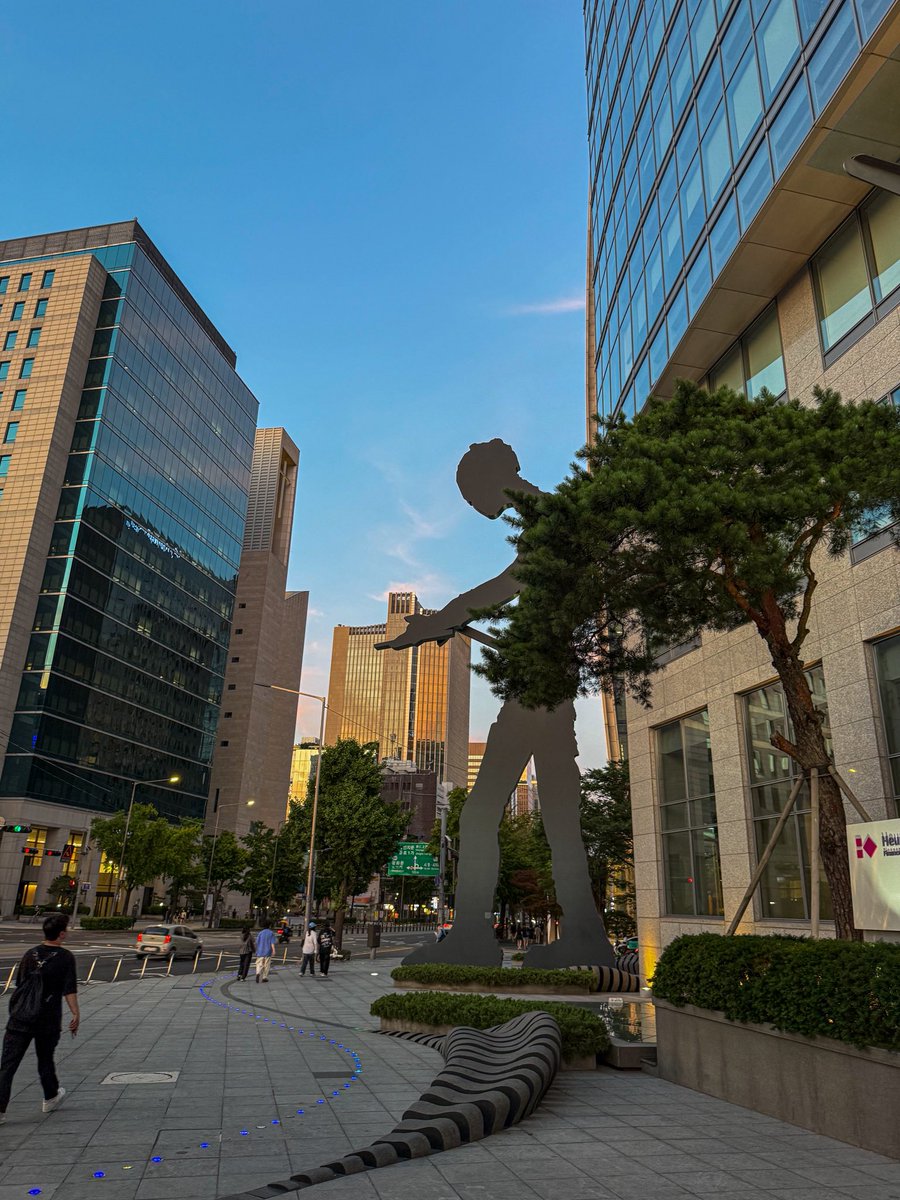 씨네큐브 앞에 서있을 때 기분이 좋다. 뭐랄까 바쁘게 변해가는 세상 속에서, 그것도 도심 한복판에서 늘 그대로 고요함을 잃지 않는 곳이랄까. 분명 고층빌딩이 빼곡한 위치인데도 크게 숨을 고를 수 있는, 마음이 툭 안정되는 기분이 든다.