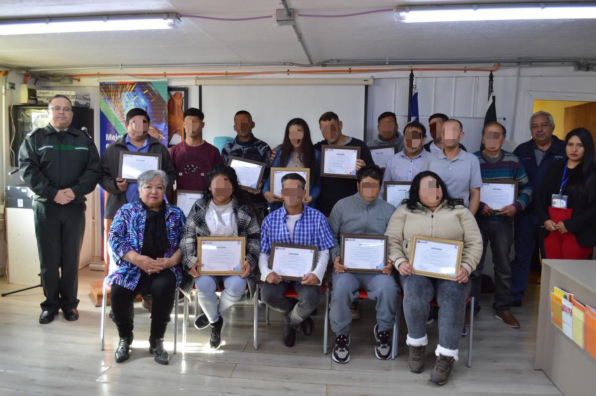 3 mujeres y 12 hombres, egresaron del curso Diseño y Confección de Cortinas y Prendas de Casa al interior de la cárcel de Copiapó, como parte del Proyecto +R de reinserción socio laboral a través de SENCE y Gendarmería. 
#SomosReinserciónySeguridadPública