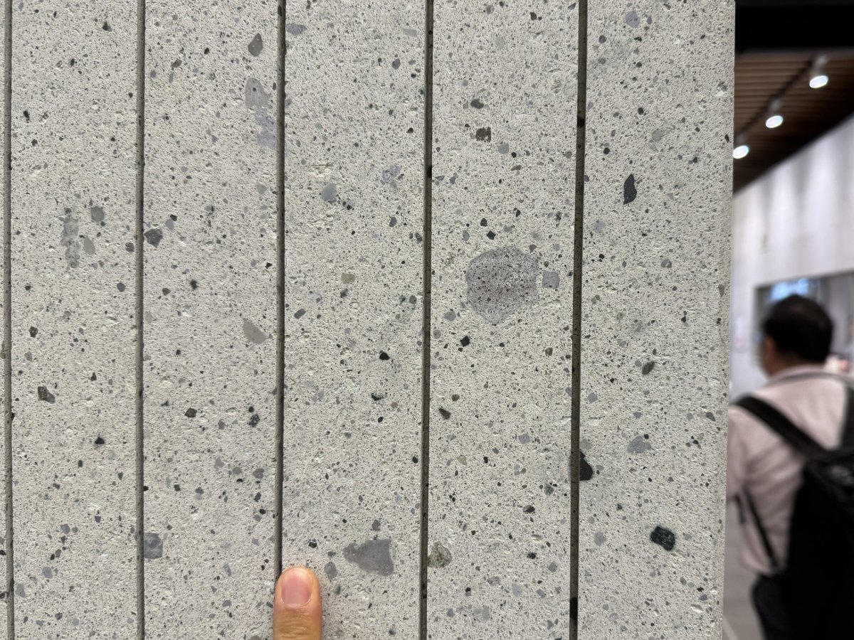 aichi_granite's tweet image. 小松駅降りると小松市産「滝ヶ原石」がお出迎えしてくれるので、なかなか改札出られない😆 #街の中で見つかるすごい石 #街角地質学