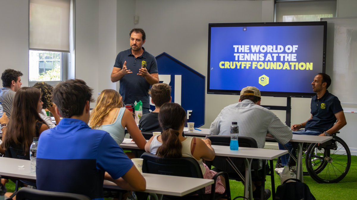 CruyffInstitute's tweet image. As part of their #SportStudyTrip, the students from @PutneyST explored the social legacy of @JohanCruyff!
Albert Sala, Marcom Director at @FundacionCruyff, and José Coronado, Director of the @TRAMBcnOpen shared the foundation’s mission, vision, and values with them.