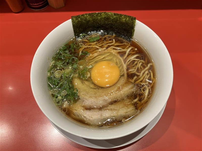 KenNobuy's tweet image. カドヤ食堂 クリスタ長堀店
大阪府大阪市中央区南船場２丁目６ B１F 
中華そばチキン（1,130円）
本日２杯目のカドヤ食堂になります。チキンにすると麺もスープも焼豚も違いました。鰹の香りがしてなんかあっさりして玉子をといて食べると月見そばの感じで２杯目も完飲、完食でした。