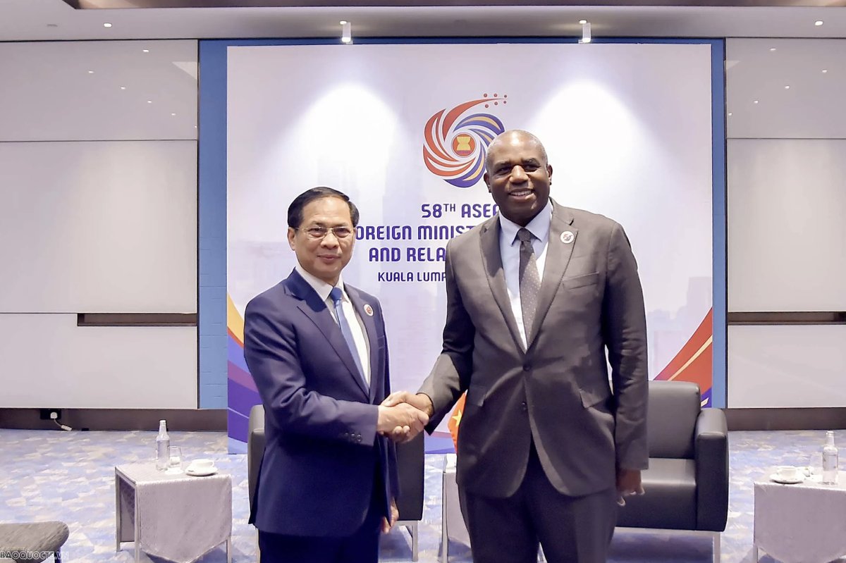 UKinVietnam's tweet image. On the sidelines of the ASEAN Foreign Ministers' Meeting, 🇬🇧 Foreign Secretary David Lammy met 🇻🇳 Deputy Prime Minister and Foreign Minister Bui Thanh Son to discuss supporting 🇻🇳‘s IFC and UK-ASEAN relations.
