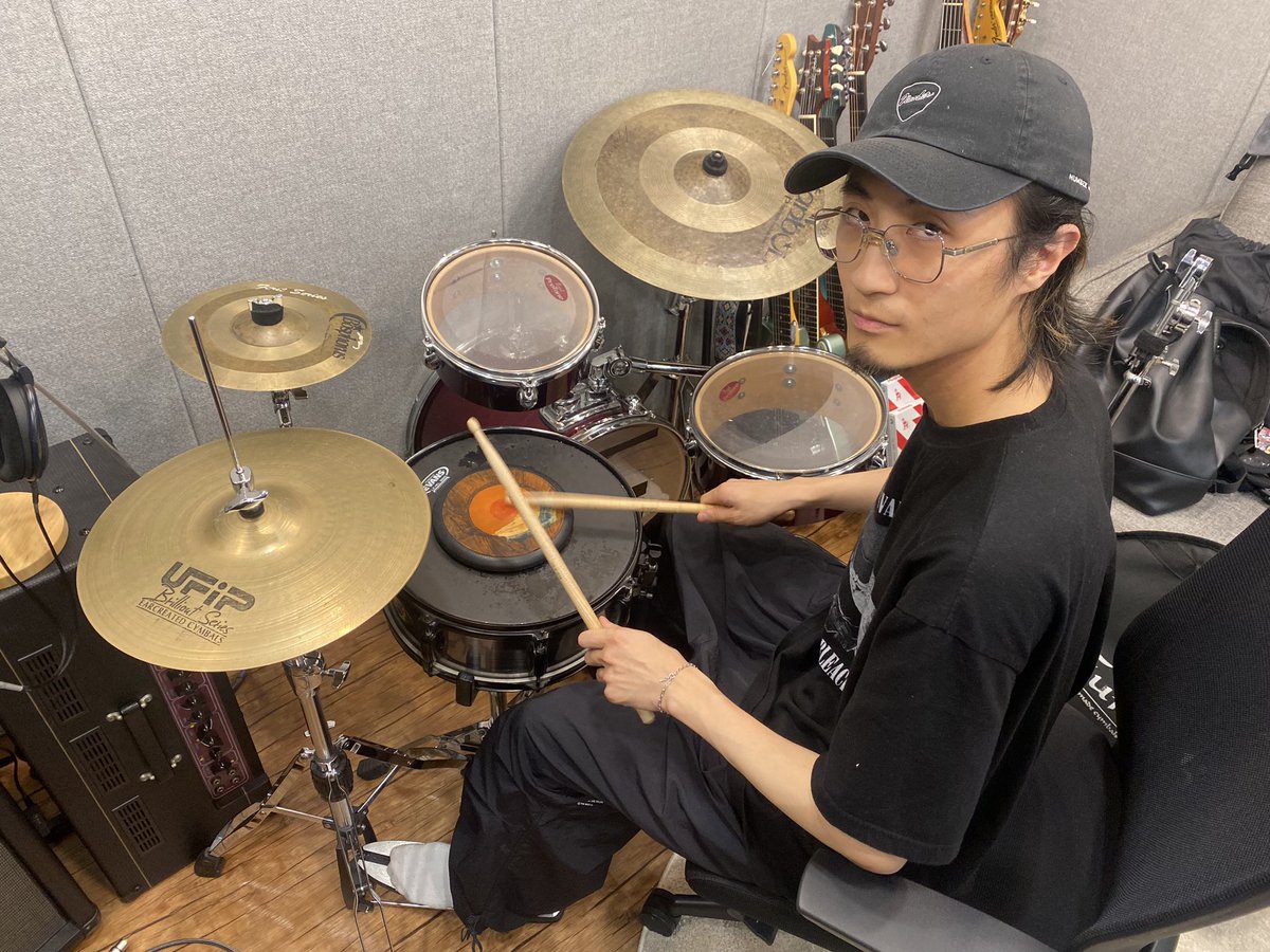 황린 : 야 작업실에서 드럼 리듬 연습 좀 해보게 킥 스네어 하이햇 정도만 해서 트래블킷 조그만거 빌려줄 수 있냐

내가 한 짓