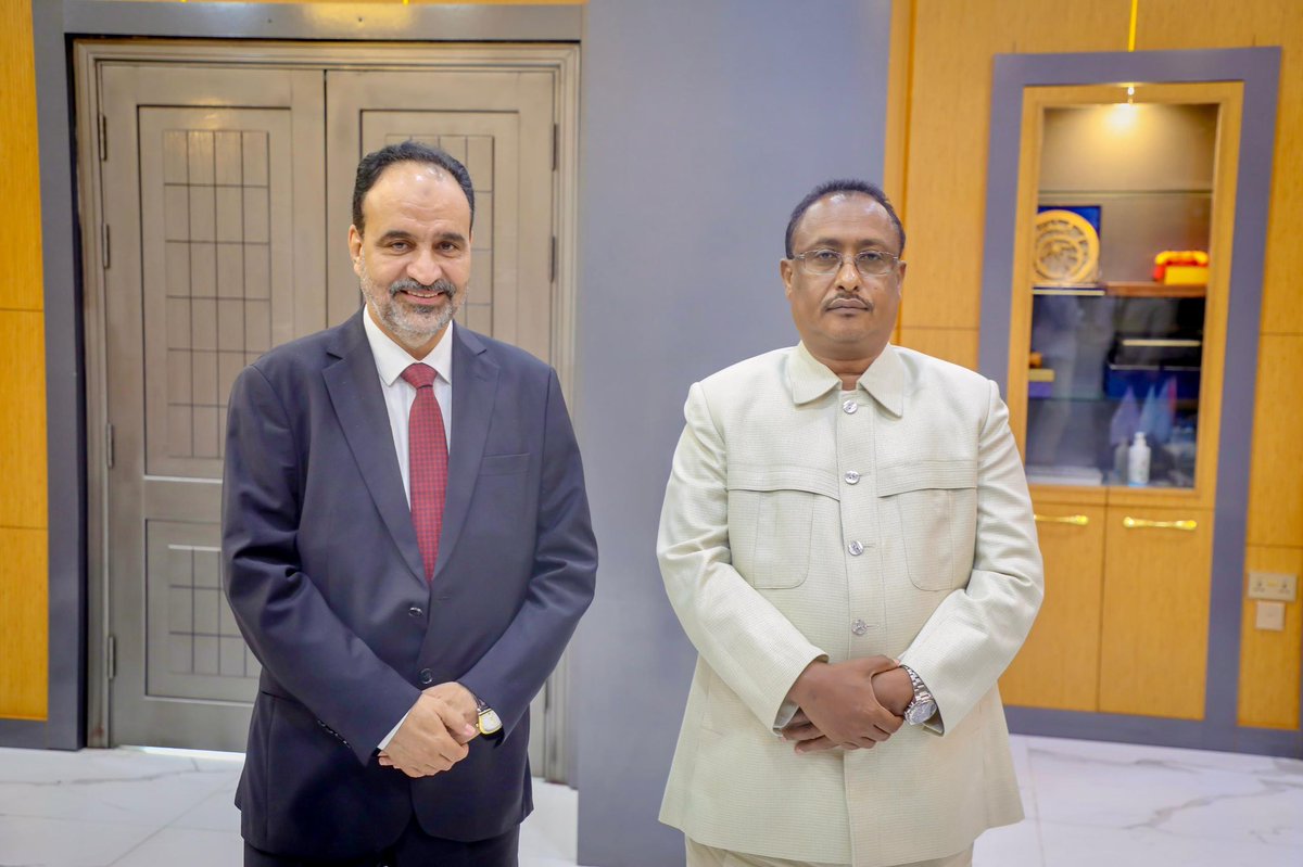 Guddoomiyaha G/Banaadir ahna Duqa Muqdisho Dr. Xasan Maxamed Xuseen (Muungaab) iyo Danjiraha Ururka Jaamacadda Carabta Md. Cabdullaahi Al-cutaybi ayaa ka wada hadlay taageerida dhinacyada kordhinta aqoonta, karaan-dhiska dhallinyarada iyo iyo xaqiijinta isku-filnaanta heer qaran.
