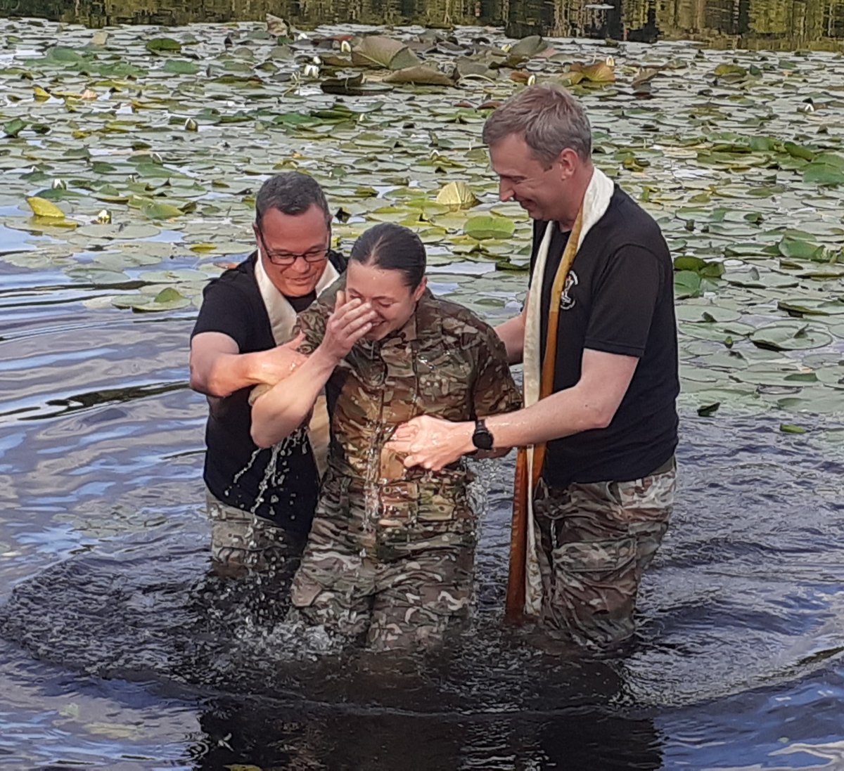 ArmyChaplaincy's tweet image. #FaithintheForces has recently been resonant for some Officer Cadets and staff at @RMASandhurst.
Padres Robbins and Robinson baptised five personnel in the lower lake, whilst 14 confirmations took place in the Chapel with The Right Revd Hugh Nelson, Bishop to the Forces.🙏