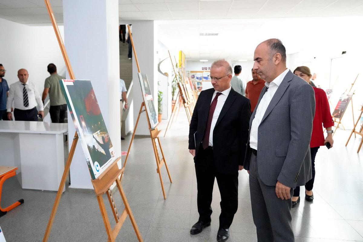 Üniversitemiz Fen Edebiyat Fakültesi ve Bilim Sanat Platformu tarafından düzenlenen “Darbe Girişimine Karşı Milli İradenin Gücü” başlıklı panelde, tarihsel süreçten günümüze darbe girişimlerinin etkileri ve toplumun bu süreçlere karşı sergilemiş olduğu duruş ele alındı.

Panele