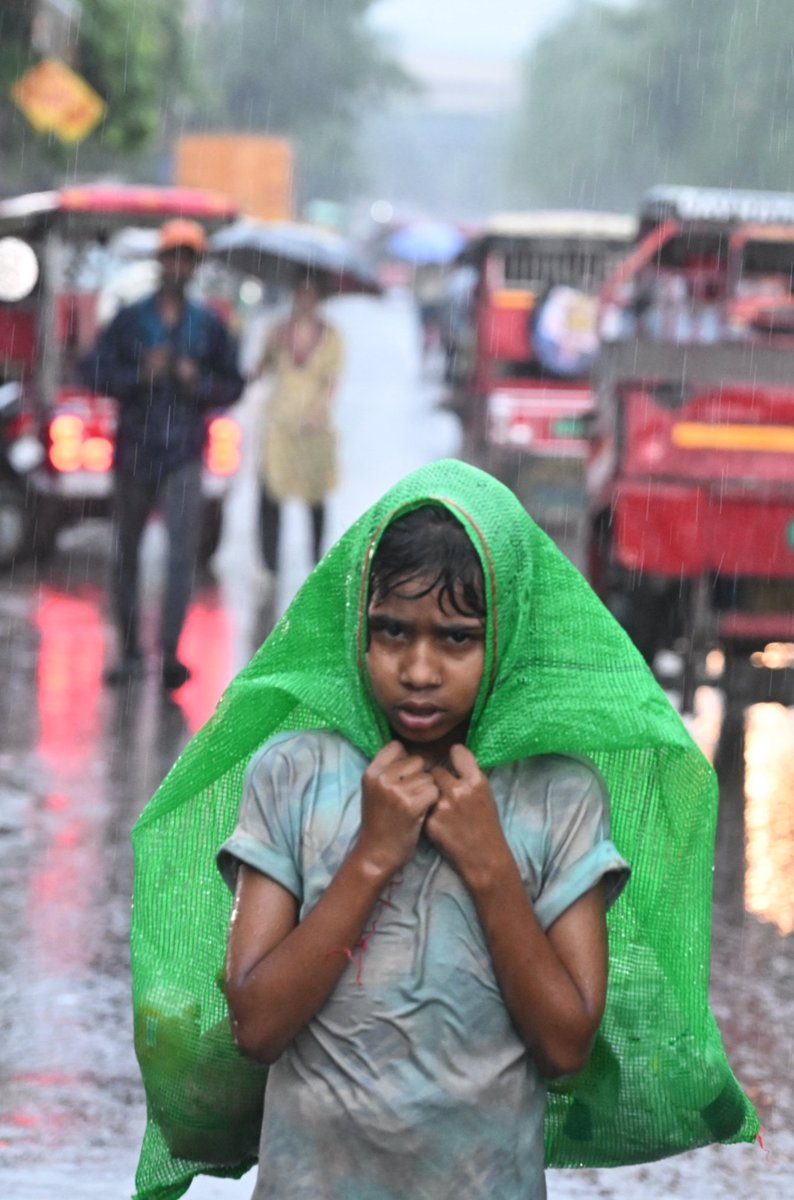 Sushil_Verma9's tweet image. People caught in a spell of monsoon rain in New Delhi on Monday Evening @THNewDelhi