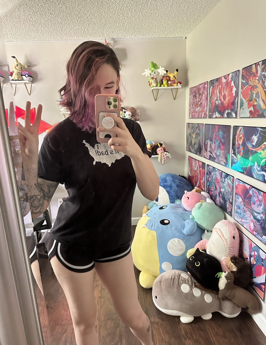Bloody's tweet image. ayy good mornin everyone!!
more new office streams hehe, what do y’all think? 🥰
✨ twitch.tv/bloody ✨