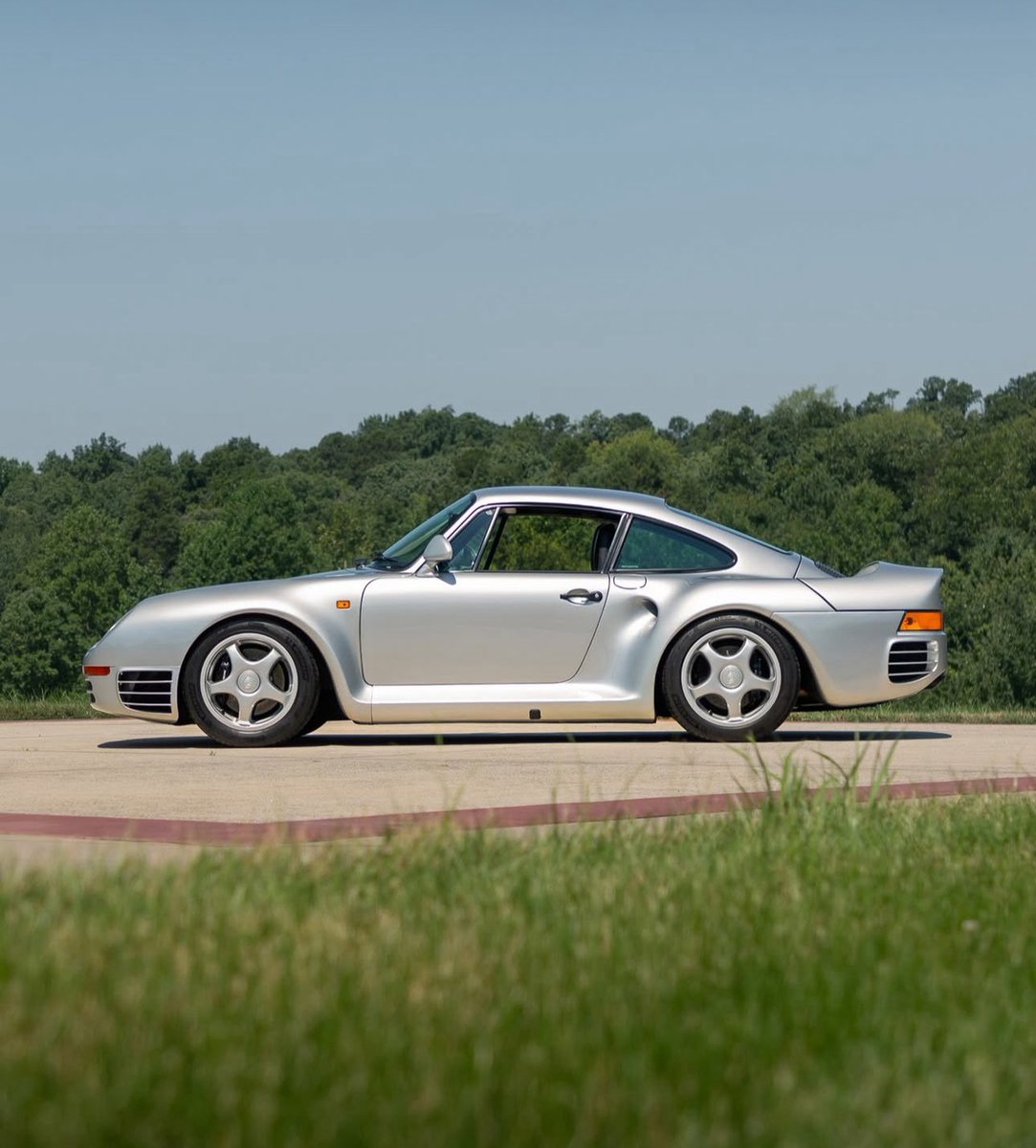 Have a great Monday everyone 🩶 📸 RM Sotheby’s