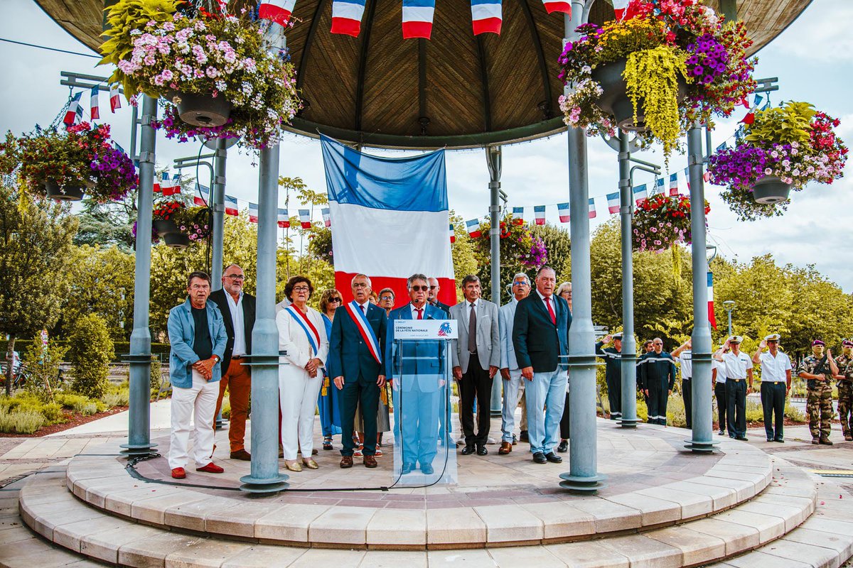 🇫🇷#14Juillet 🇫🇷#FêteNationale à #Anglet avec cérémonie place du Gl de Gaulle
🏅le 14 Juillet demeure pour la #VilleAnglet l’occasion de mettre à l’honneur un angloy dont le dévouement, l’engagement pour notre commune revêtent un caractère exceptionnel: en 2025, Fabrice Berassen