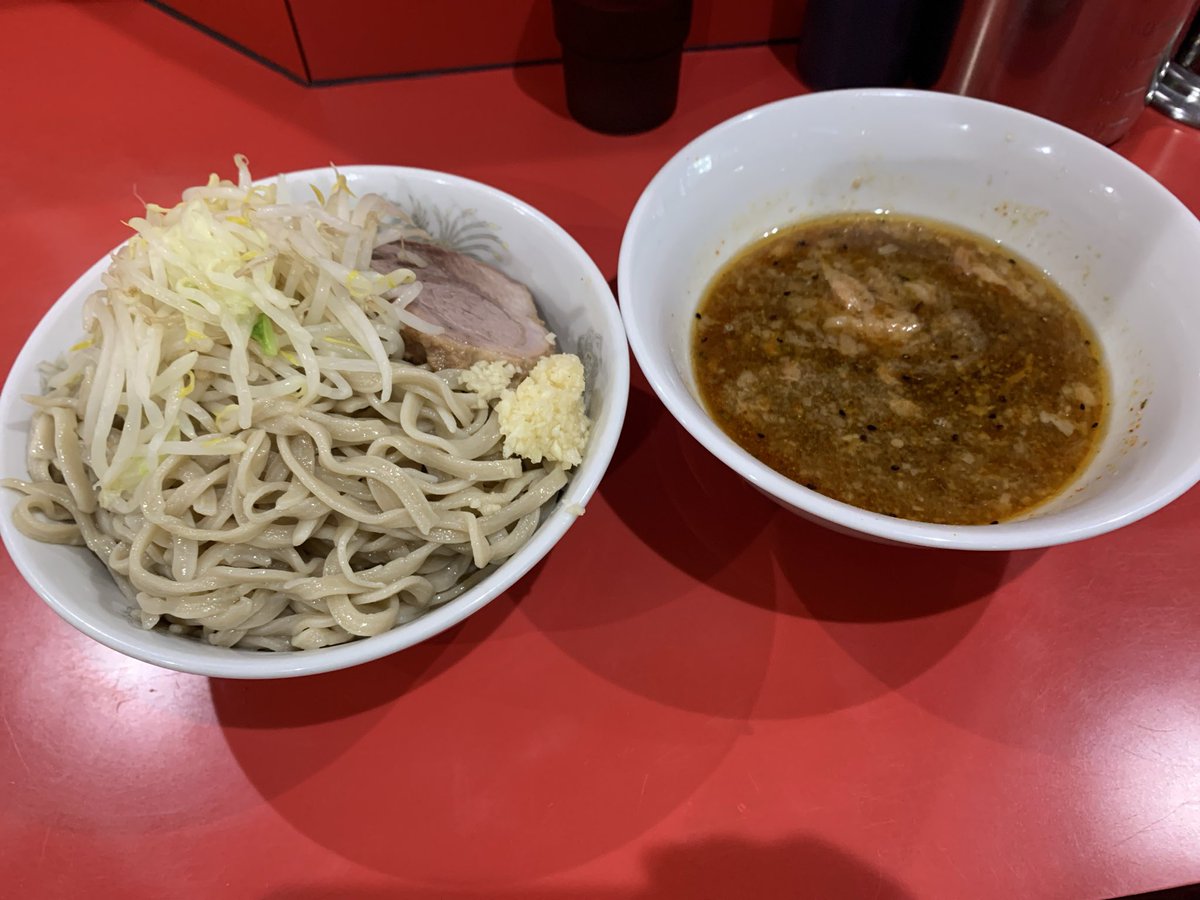 wataru_w's tweet image. 前回千葉二郎でつけ麺の小を頼んだら多かったのでミニを試してみました。
丼から溢れんばかりの麺量ですが、見た目より器は小さく、意外と適量でした。
しかしやはりミニだと物足りなさを感じてしまうので次回は小にします
今日は17時台の訪問だからか空席ありという珍しい空き具合でした