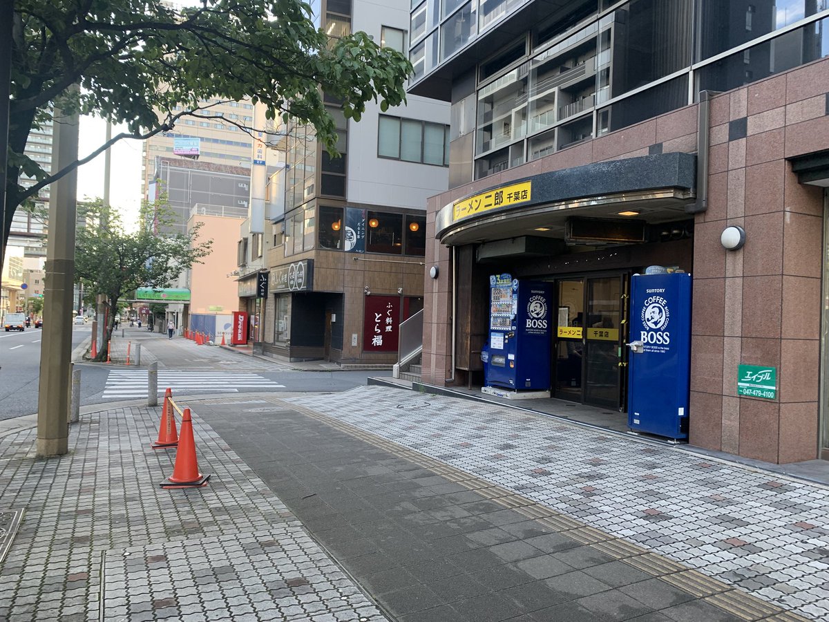 wataru_w's tweet image. 前回千葉二郎でつけ麺の小を頼んだら多かったのでミニを試してみました。
丼から溢れんばかりの麺量ですが、見た目より器は小さく、意外と適量でした。
しかしやはりミニだと物足りなさを感じてしまうので次回は小にします
今日は17時台の訪問だからか空席ありという珍しい空き具合でした